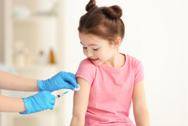 ילדה קטנה ומרוצה מקבלת חיסון